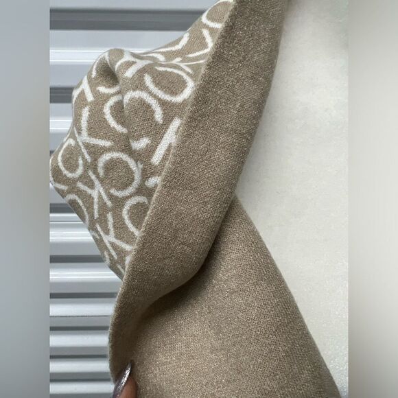 NWT Calvin Klein Logo Jacquard Scarf Reversible Heathered Almond Beige - Picture 6 of 10